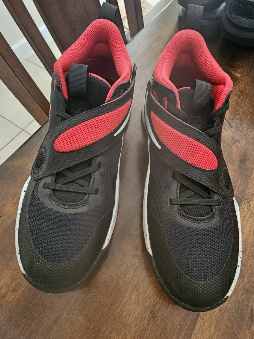 Boys Size 6.5 BRAND NEW Nikes