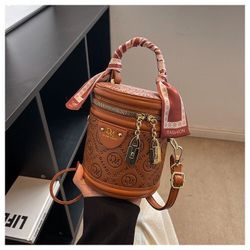 High-end texture small bag women’s 2025 spring and summer new niche design cross-body bag popular women’s handbag bucket bag
