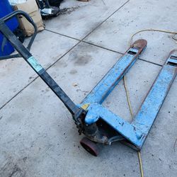 Pallet Jack ( USED ) Needs Fluid Maintenance 