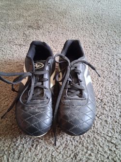 Boys soccer shoes size 3