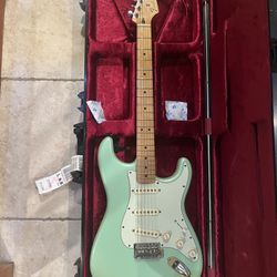 Fender MIM Stratocaster LTD Edition  (Mint)   w/ Gator Flight Safe Hardshell Case (Brand New) 
