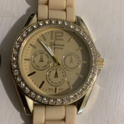 the wristwatch works well in good condition new batteries