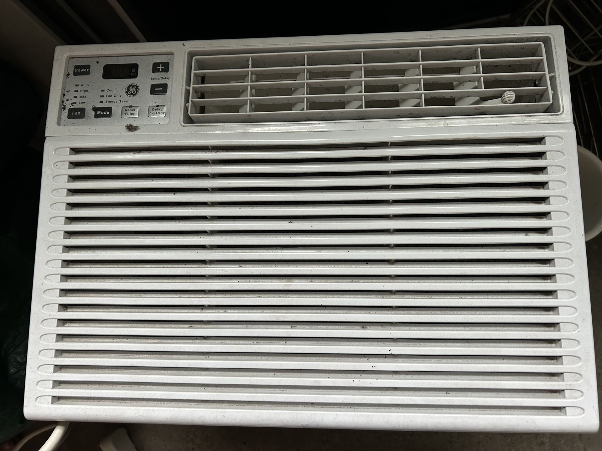 GE 10.000.00 BTU Window Air Conditioner 18”(W), 13 1/2” (H), 23” (L)