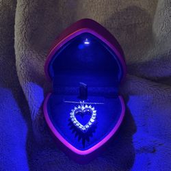 💙 Gorgeous Real Gold And Diamonds Heart!!  Appraised For $1,250 At Jewelry Store… New… On Sale For $850 Includes Red Box That Lights Up On Diamond’s