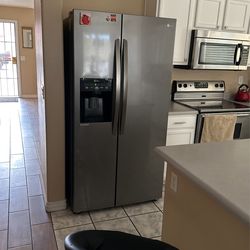 LG refrigerator 500$
