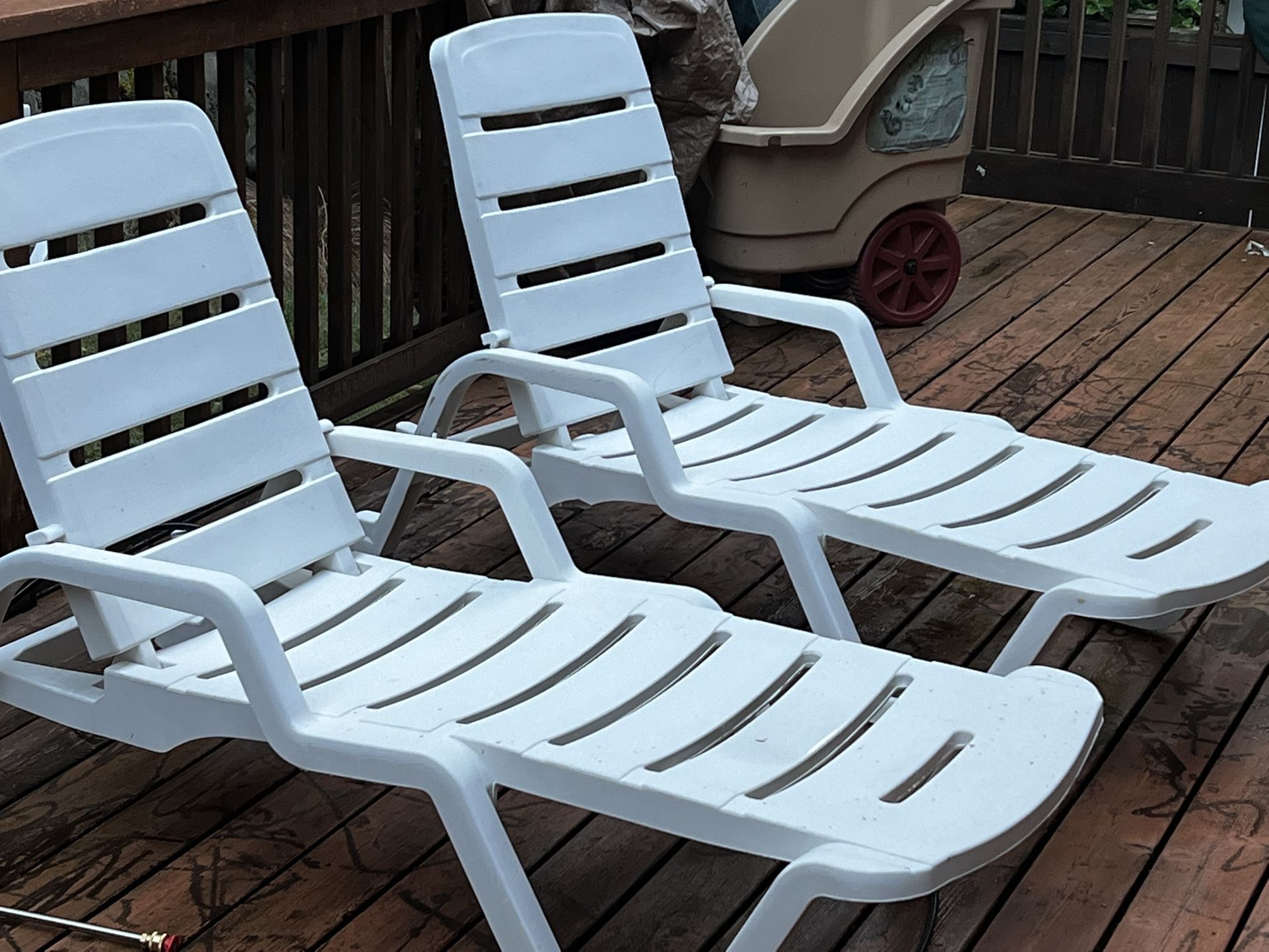 Resin Patio Furniture Set (clean) 2-Loungers 2-Rocking Chairs