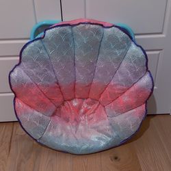 beautiful shell-shaped chair