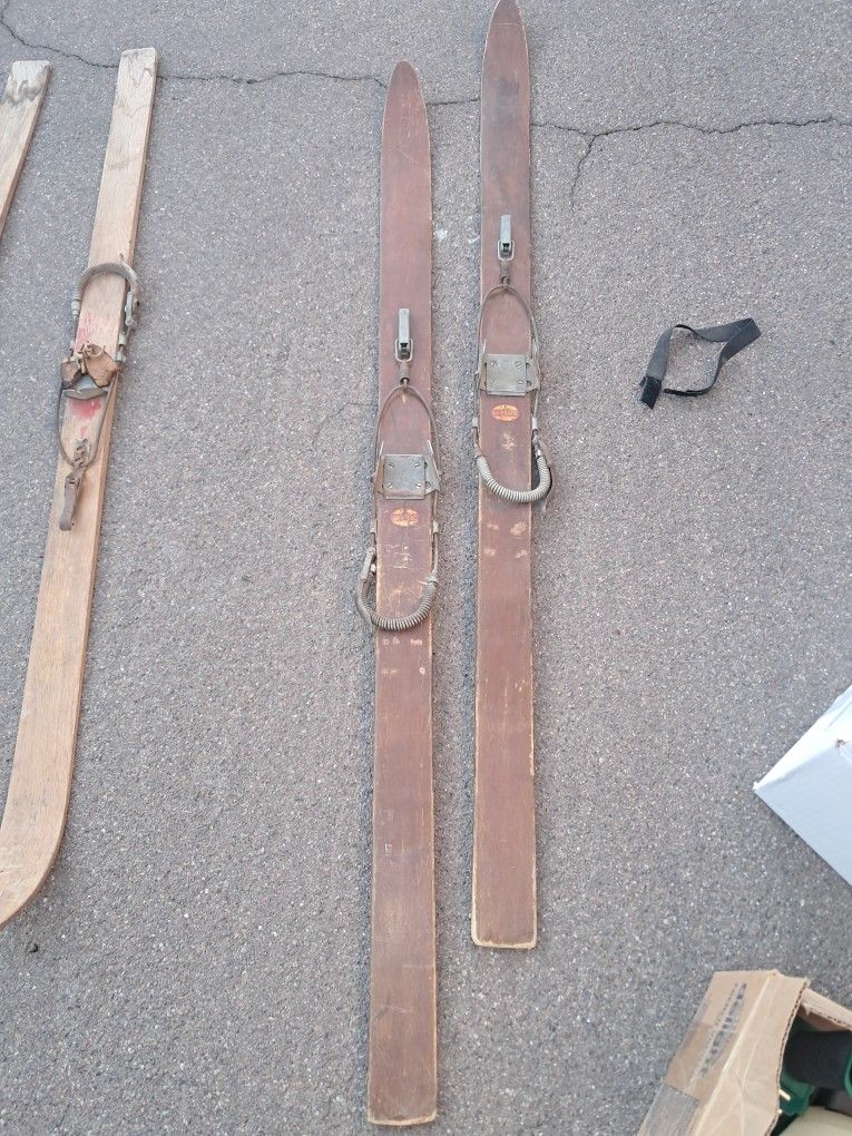Antique Skiies