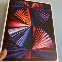 128GB Apple IPad Pro 12.9” 5th Generation (Latest 2021 Model / M1 chip ) WiFi + cellular (5G) with Accessories (Like new condition)