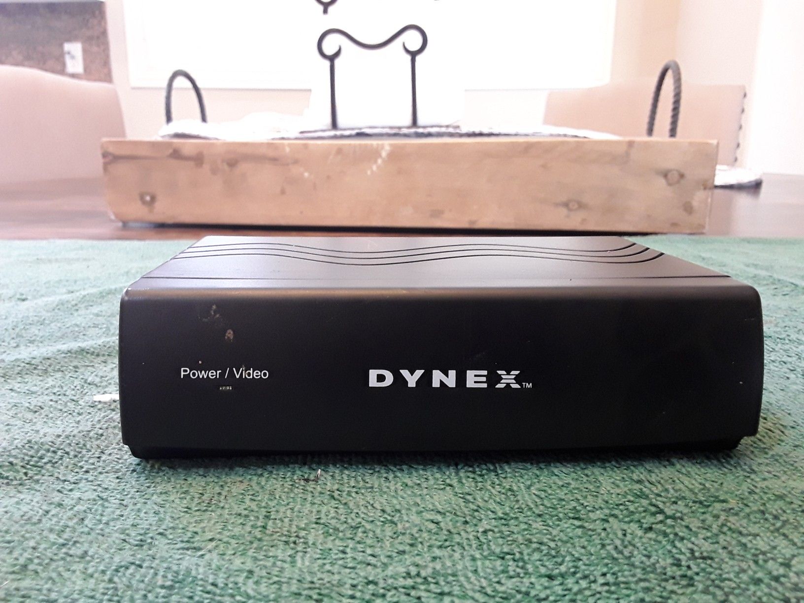 Dynex ws-007 - RF modulator RCA / S-Video to Coax Video Converter, Used Like New