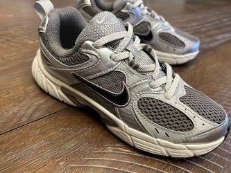 Nike V5 RNR in metallic silver and grey