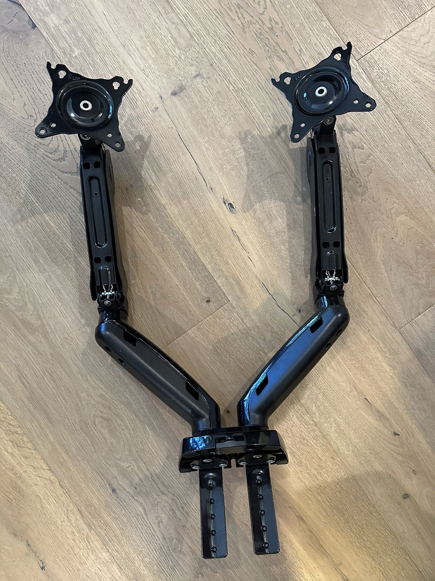 Adjustable Dual Display/Monitor Mount