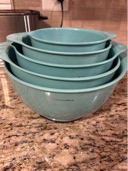 Set of mixing bowls