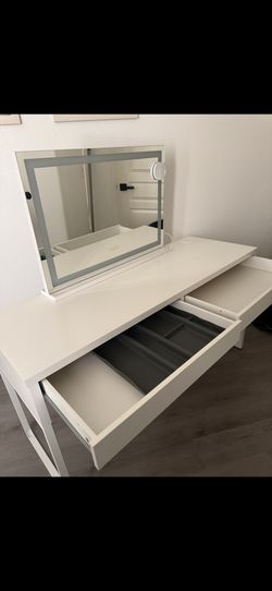white vanity desk in great condition!