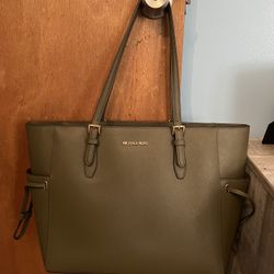 Michael Kors Voyager Tote