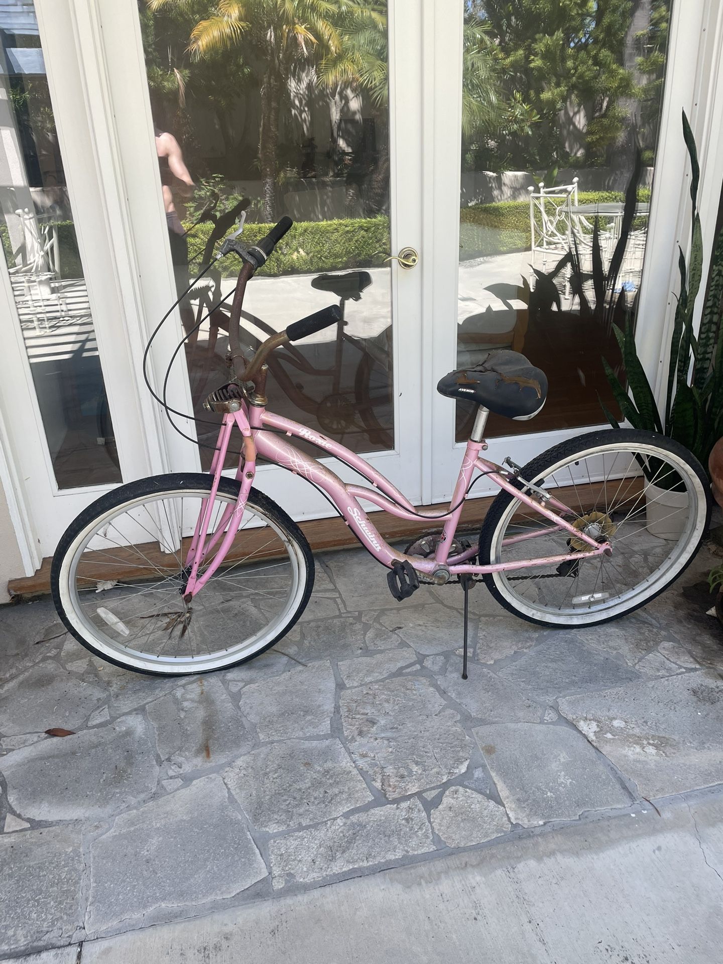Schwinn, Giant And Urban Beach Cruisers And Mountain Bike