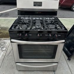 FRIGIDAIRE STOVE / 5 BURNERS / FREE DELIVER 