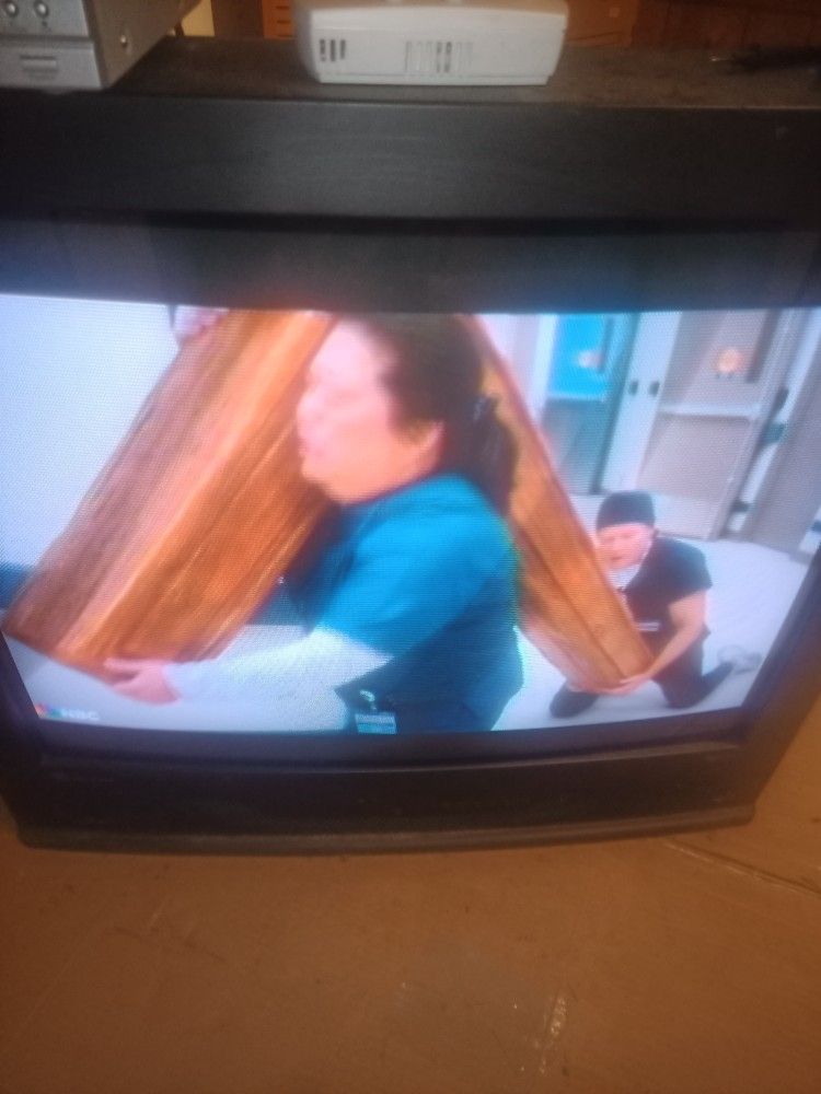 Vintage GE TV 2000 31 GT740 with Apex digital converter box DT250