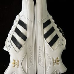 Adidas ⚽️ Hardcourt Low ⚽️ Men’s 6