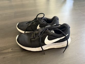 Women’s Size 8 Nike 