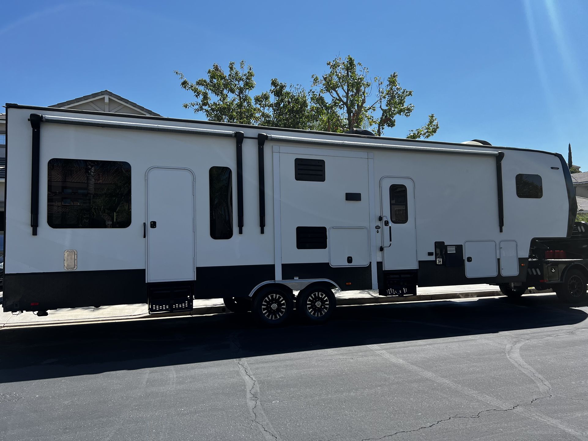 2017 Voltage by Dutchman 3305