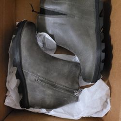 Size 9 SOREL boots 