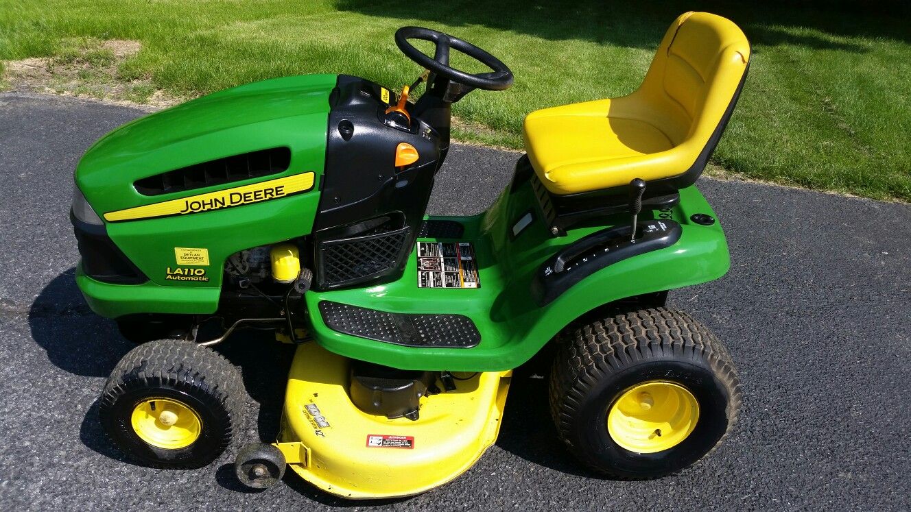 John Deere LA110 automatic 42 inch riding mower