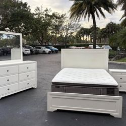 Beautiful Bedroom Set Queen Size Solid Wood White Color In Excellent Condition by LY Furniture