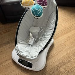 Mamaroo Baby swing by 4 Moms