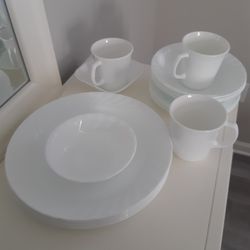 CORELLE DISHWARE SET OF 18 Pieces, Some Never Used All For $37