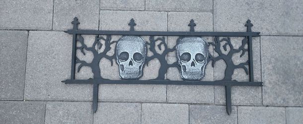 Skull halloween yard decor