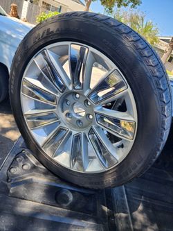 Cadilac escalade 22 wheel and tire just one solo 1 200$  original GM