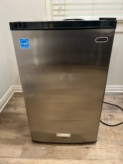 🥶 Upright Freezer - Whitner 3.0 cu.ft with Lock 🥶