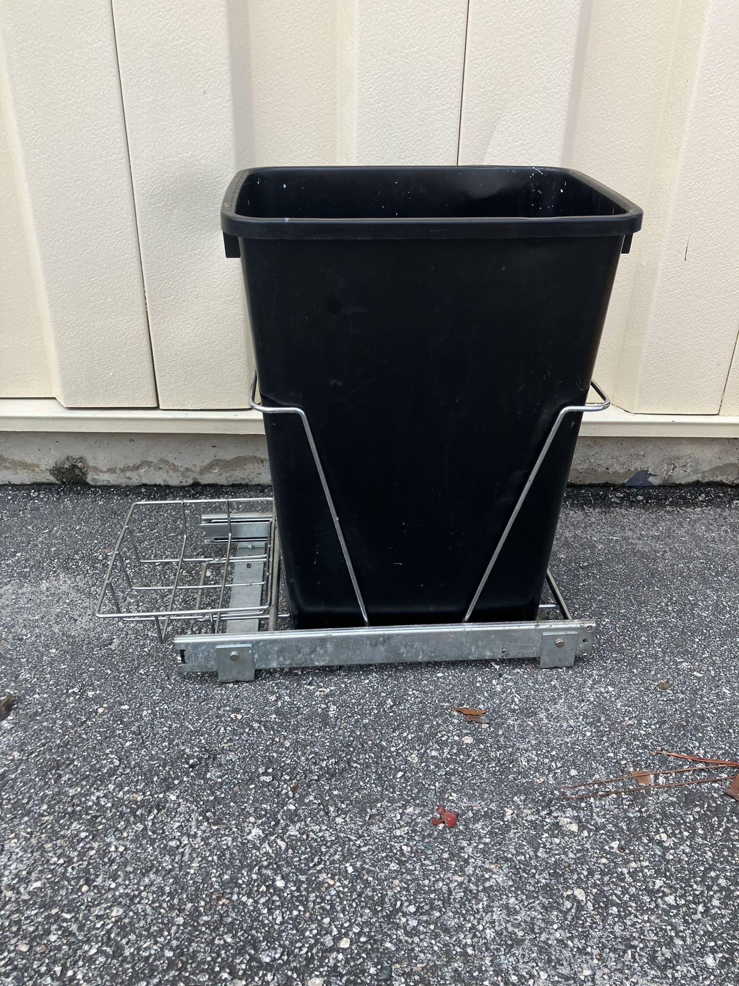 Trashcan Roller With Plastic Can