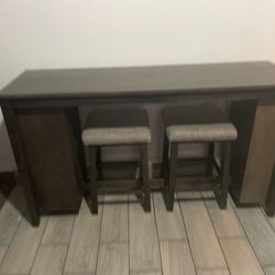 (TWO SET OF BAR STOOLS & SET STEMWARE ROCK & CUBBIES RUSTIC BROWN WOOD FRAME TABLE)