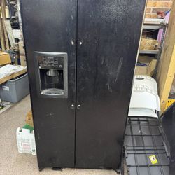 GE Refrigerator – Ice & Water (Black)