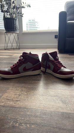 Air Jordan 1 Mid 'Cherrywood Red Size 8.5