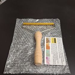 "NEW " Carpet & Fuzzy Fabric Pet Hair Remover - Fits Perfectly In Hand