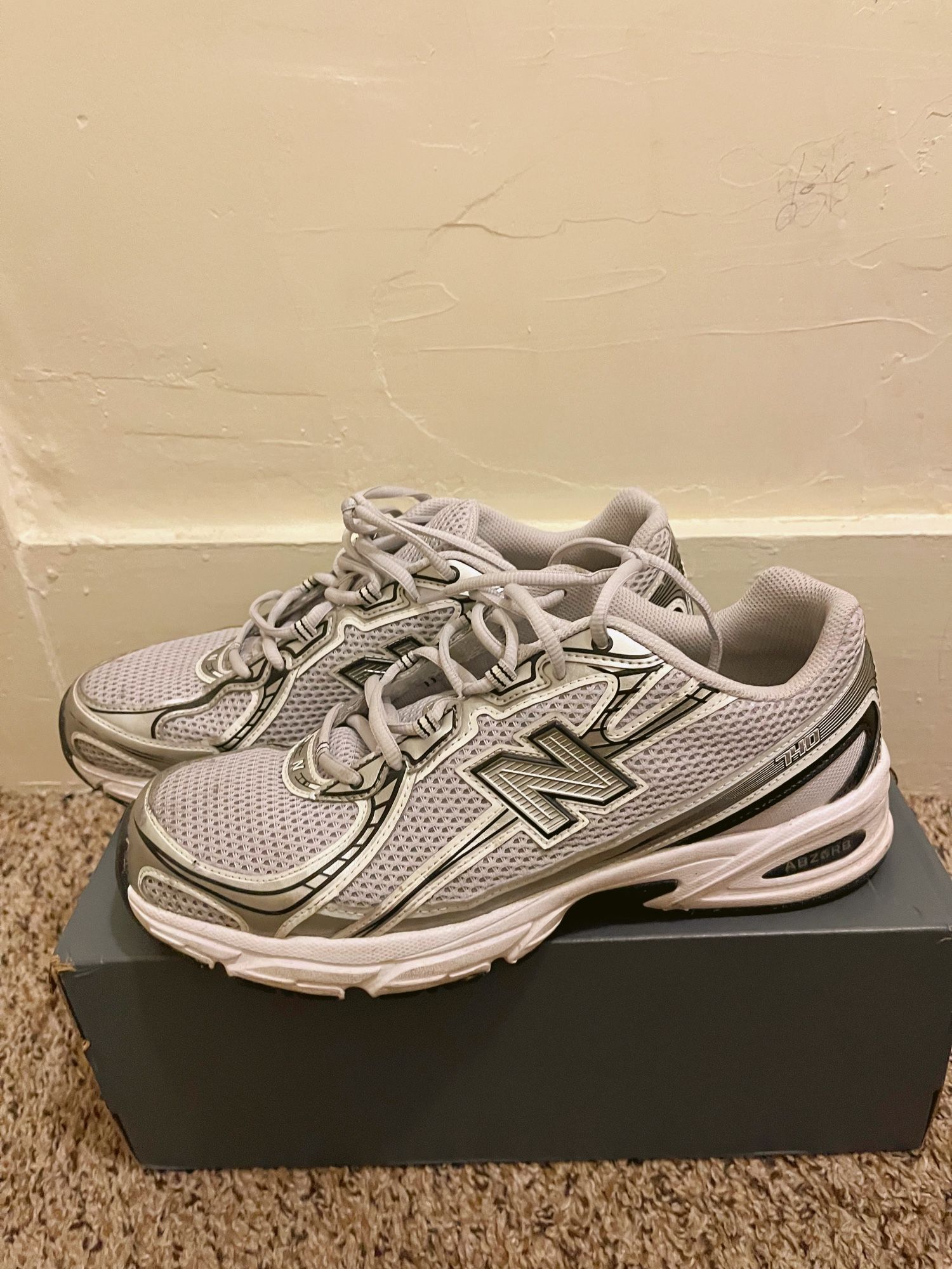 New Balance 696 trainers in grey and white #NewBalance #Trainers