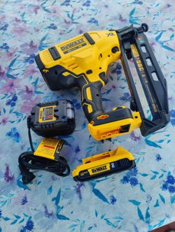 Dewalt 20V MAX XR 16-Gauge Electric Cordless Angled Finishing Nailer w/2ah battery and charger