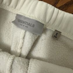 Essential Pants 👖 