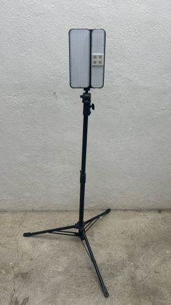 Led light with tripod