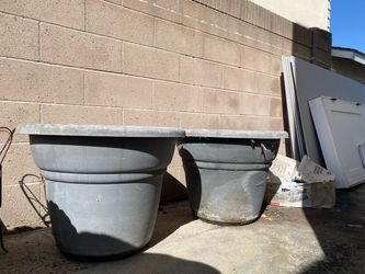 2 plastic pots