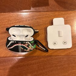 Air Pods Pro 1st Gen And Carrying Case