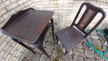 Gossip table and chair. Queen Ann.