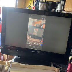 Vizio VW32L HDTV40A television, a 32-inch LCD HDTV