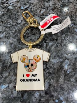Disney Mickey Mouse & Friends Theme “I ❤️ My Grandma “ Goldtone Metal Keychain.  Brand new never used.  Smoke free home