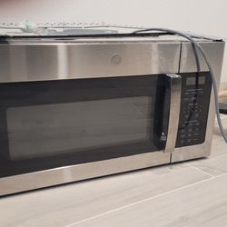 GE Built In Stainless Microwave Excellent Condition  30" Includes mounting bracket and turntable