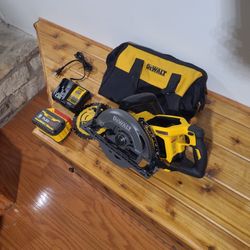 Dewalt 60V 7 1/4" Rear Handle Circular Saw, 'Flexvolt' 9.0 amp hour battery, Charger, Bag