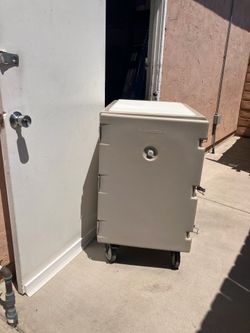 Cambio insulate sheet pan carrier. Width21 depth 32 height37